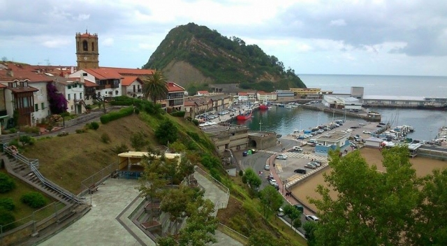 pueblo y puerto desde las alturas